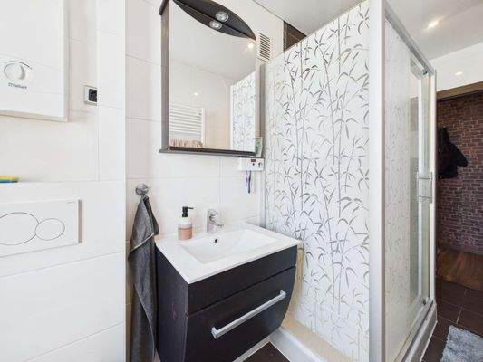 Badezimmer mit Dusche