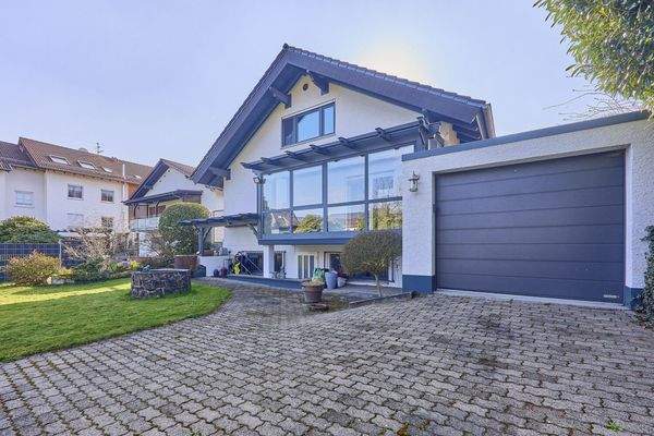 Hausansicht vom Garten mit Garage