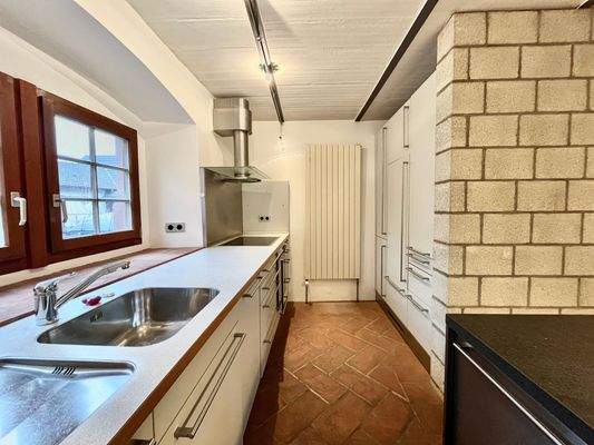 ehemaliger Gesinde- und Stalltrakt: moderne Bulthaupt-Küche mit viel Platz