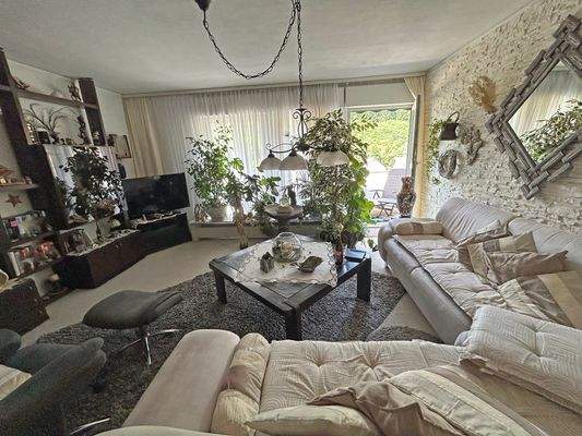 Wohnzimmer mit Balkon