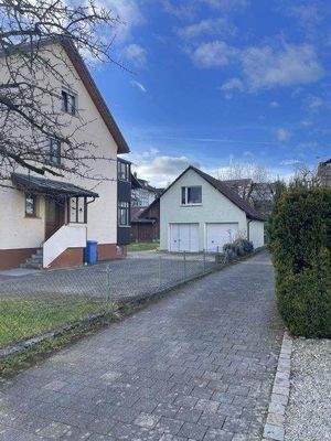 Seitenansicht auf die Doppelgarage