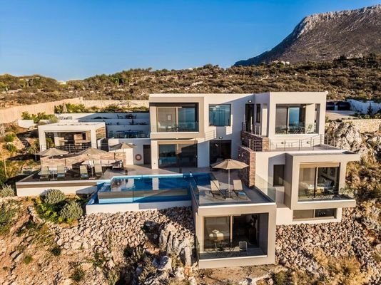 Kreta, Kokkino Chorio: Atemberaubende Villa auf einer Klippe zu verkaufen