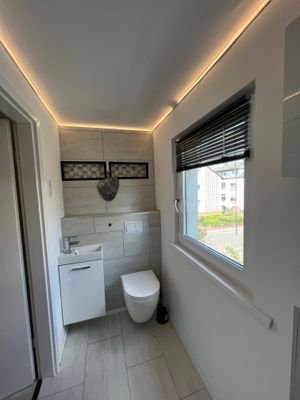 OG: Weiteres Bad mit Wanne und Fenster
