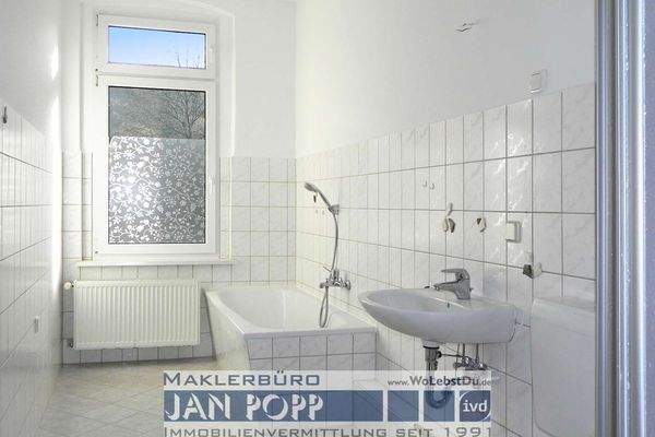 Tageslichtbad mit Wanne und Duschkabine