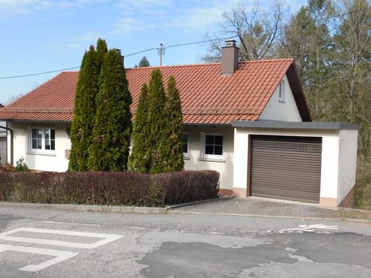 Ansicht mit Garage