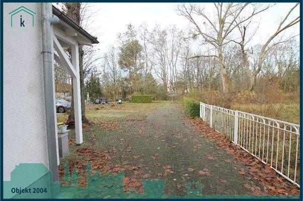 Zufahrt mit Stellplätzen (2).jpg