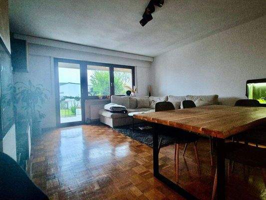 Wohnzimmer mit Zugang Balkon