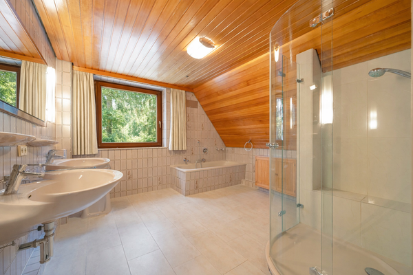 Vollbad mit viel Tageslicht