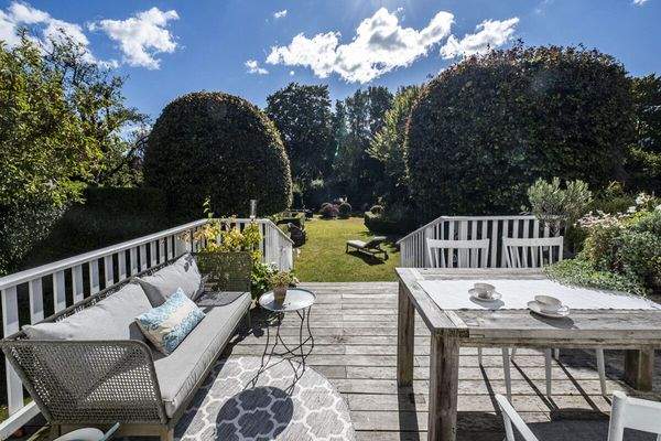 große Terrasse mit Blick in den Südgarten
