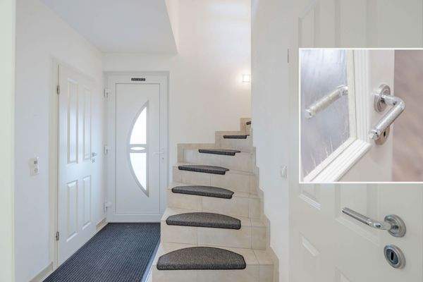 07 Hauseingang Flur Treppe OG.jpg