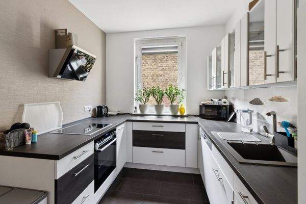 Moderne Einbauküche im Hochparterre