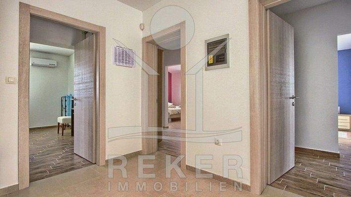 Obergeschoss: 3 Schlafzimmer, 3 Bädern & überdachter Balkon