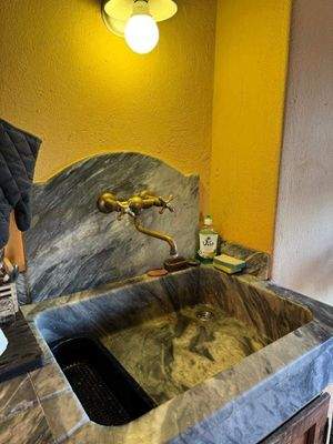 Handgefertigtes Küchenwaschbecken aus Marmor.