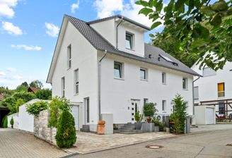 Eingangsbereich mit Garage und Stellplatz