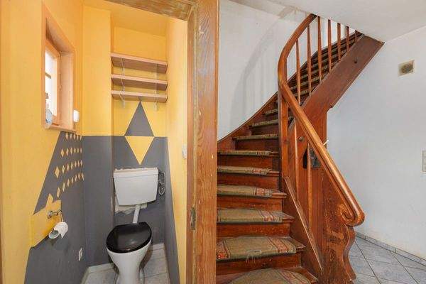 Separates WC und Treppenhaus EG