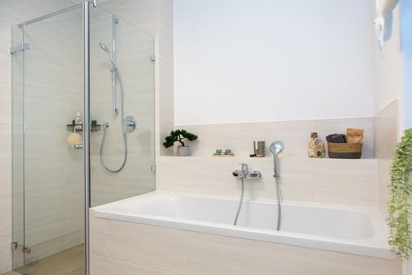 Bad mit Dusche und Wanne