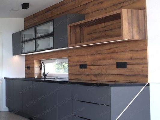 Einbauküche mit Anthrazit- und Walnuss-Fronten