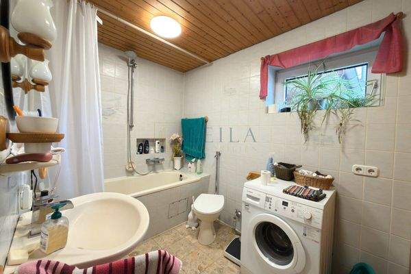 Badezimmer mit Badewanne EG