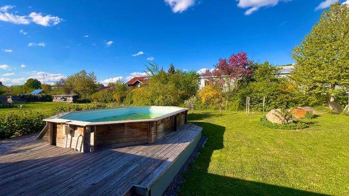 Großer Garten mit Pool