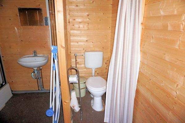 Sanitärhaus innen (1).JPG