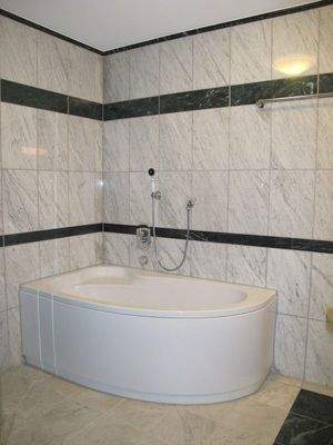 Bad mit Eckbadewanne