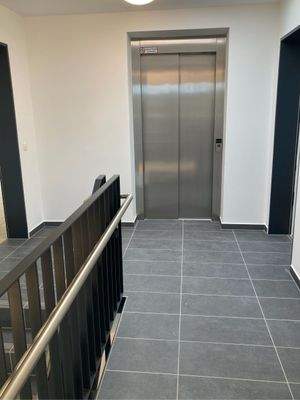Flur mit Aufzug