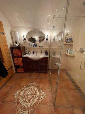 Bad mit Dusche und WC im Erdgeschoss