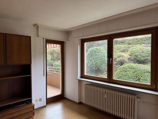 Wohnzimmer mit Blick  Balkon