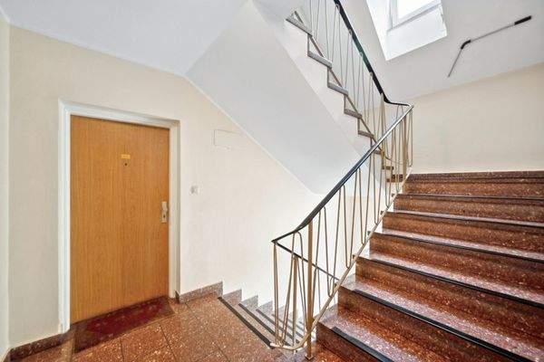 Einladendes Treppenhaus mit Tageslicht