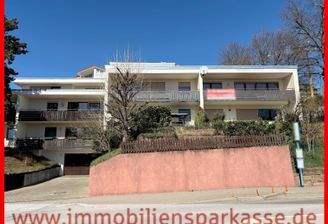 gepflegte Anlage mit Bushalt