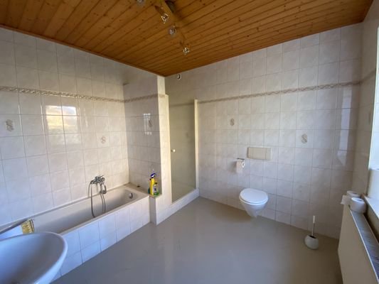 Bad mit Wanne Dusche ost