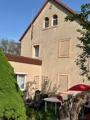 Giebel zum Garten mit Terrasse.jpg