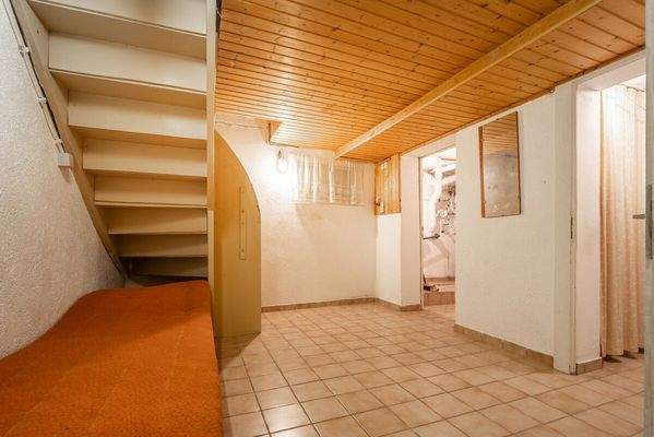 Der Teilkeller bietet mehrere leere Räume