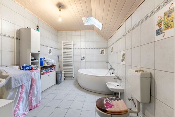 Badezimmer mit Badewanne