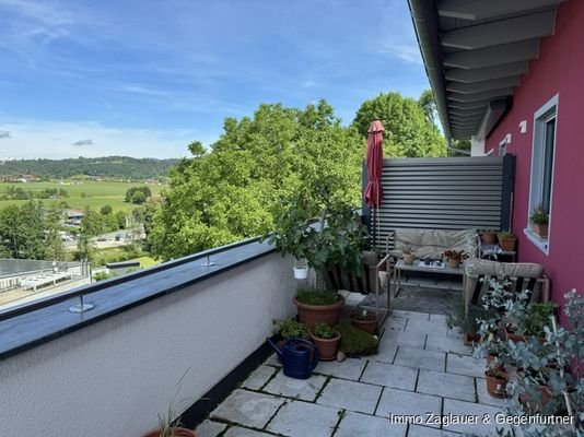 Der große Balkon bietet Platz für die Gäste