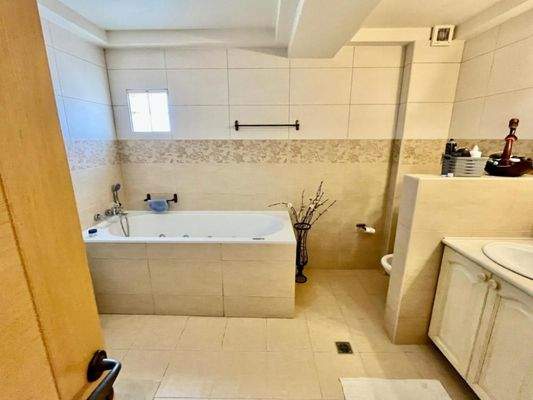 Kreta, Agios Nikolaos: Geräumige Wohnung im 2. Stock mit Panoramablick auf das Meer zu verkaufen