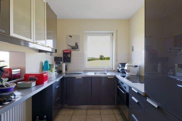 Küche mit Durchreiche