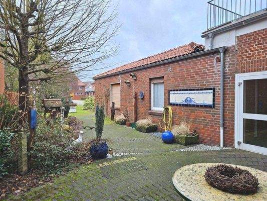 Terrasse mit Sicht auf Anbau