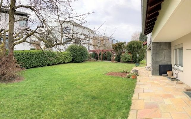 Terrasse - gepflegter Garten 