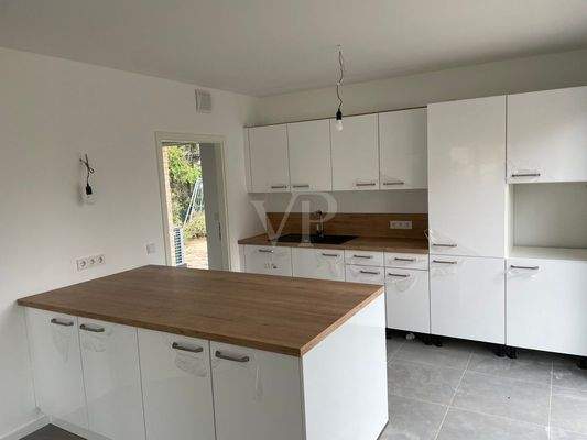 Einbauküche mit Zugang zum Hauswirtschaftsraum