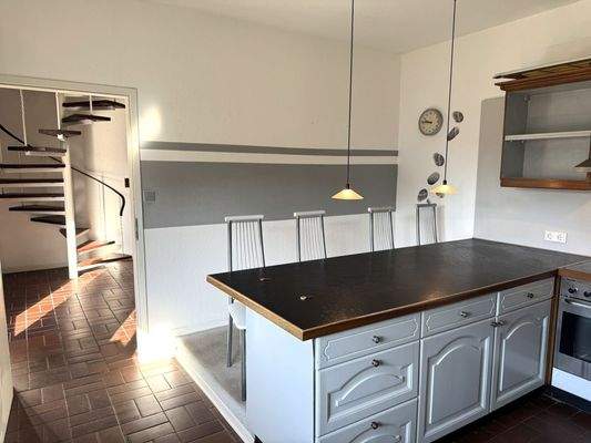 Küche mit angrenzendem Wirtschaftsraum