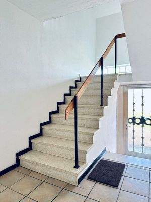 Flur und Treppe zum DG