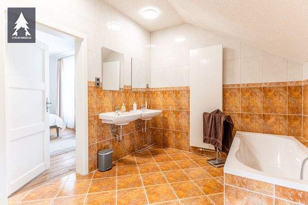 Bad mit Wanne & Dusche EG