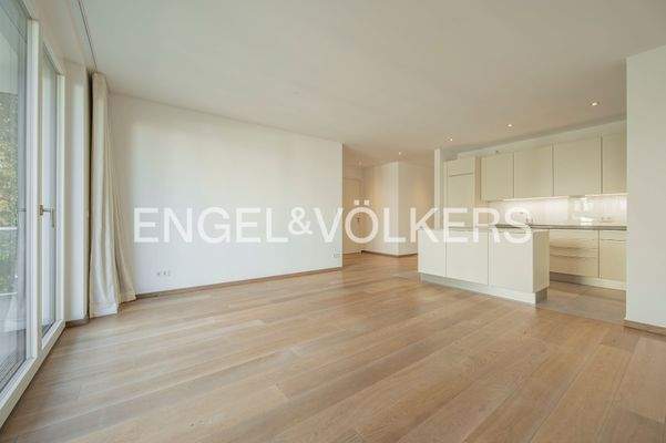 Lichtdurchfluteter Wohnbereich mit hochwertigem Eichenparkett