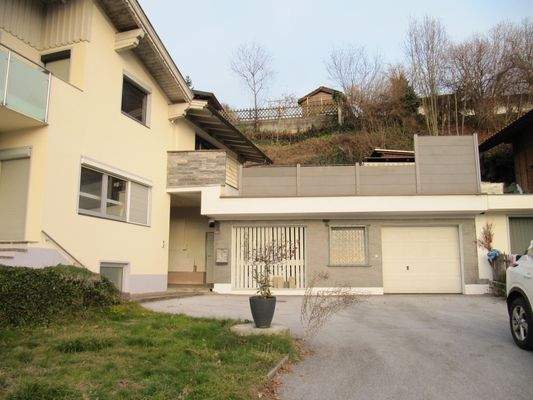 Ansicht Haus und Ansicht Garage