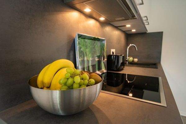 Moderne Küche mit Obstschale