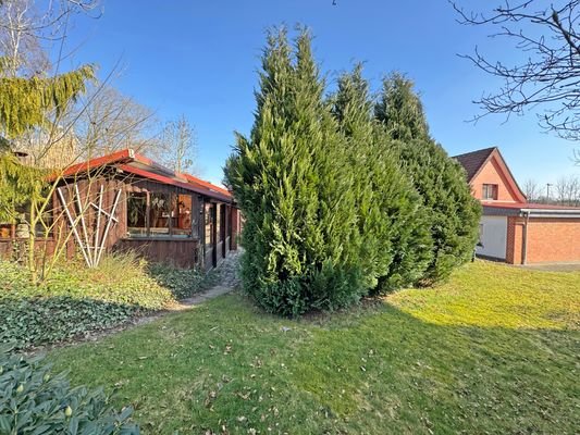 Garten mit Blick auf das Kaminhaus am Nebengebäude