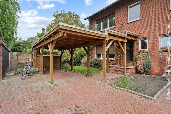 Carport und überdachter Hauseingang 