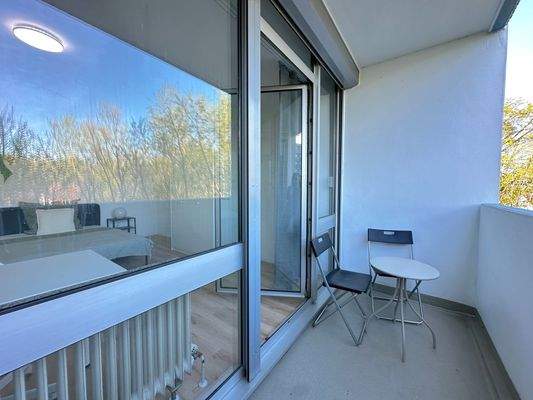 Moderner Balkon mit Stühlen