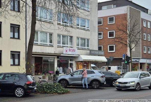 3 Läden im Eckhaus Parfumerie + Mode + Blumen